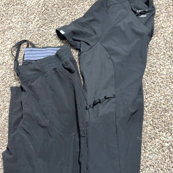 Women’s scrub sets - Picture 3 of 3